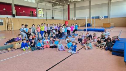 Bild: Verena Müller/exb
Zum gemeinsamen Turntag trafen sich die Grundschüler sowie die Mädchen und Buben des evangelischen Kindergartens Erbendorf.
