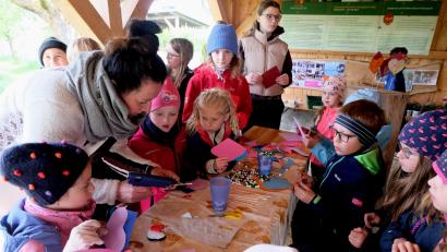 Bild: Lehner/exb
Ihre helle Freude hatten über 35 Kinder beim Basteln eines Muttertagsgeschenks.