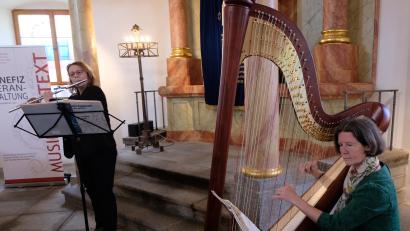 Bild: le
Veronika Miller-Wabra (Harfe) und Beate Althammer (Querflöte) bereichern mit ihrer Musik das Benefizkonzert der "MuT"-Reihe in der Flosser Synagoge.