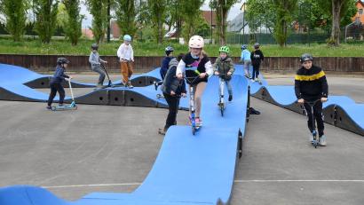 Bild: ak
Die meisten Kinder waren am Samstag mit ihren Scootern zur Pumptrack-Eröffnung gekommen. Die Anlage kann aber auch mit Inliner, Fahr- und Dreirädern befahren werden.