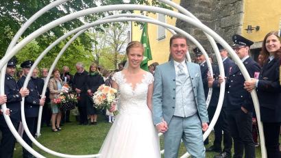 Bild: Franz Völkl
Ulrike und Johannes Weig nach der Trauung im Lennesriether Kirchgarten.