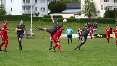 Bild: Dieter Jäschke
Die Anzeigetafel zeigt es an: Der SC Kirchenthumbach (rote Trikots) und SV Kohlberg trennten sich am Sonntag 0:0. Ein für beide Mannschaften unbefriedigendes Ergebnis.