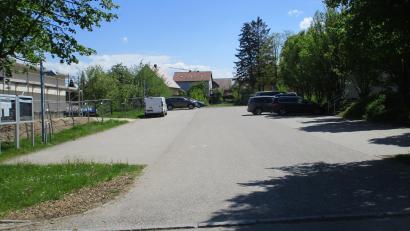 Bild: bnr
Der Platz zwischen Mehrzweckhalle und dem neuen Kindergarten ist bei den Vereinen als Festplatz begehrt. Jetzt muss die Nutzung genau geregelt werden.