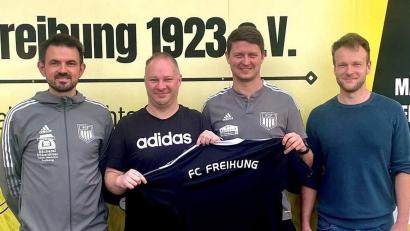 Bild: Dominik Spies
Herzlich Willkommen beim FC Freihung: Dominik Dontschenko (Zweiter von links) freut sich auf die neue Traineraufgabe beim FCF. Abteilungsleiter Waldemar Welsch, 2. Vorsitzender Philipp Leinhäupl und 2. Abteilungsleiter Michael Dehling (von links) wünschen dem neuen Trainer sportlichen Erfolg.
