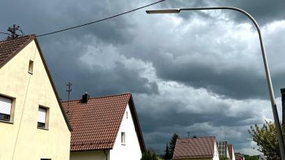 Bild: Gabi Schönberger
Im Weidener Ortsteil Rothenstadt werden im Bereich Schmidbühl und im Lindenweg ab Mai Häuser auf Erdleitungen umgestellt. Die Freileitungen sollen bis 2025 abgebaut werden.