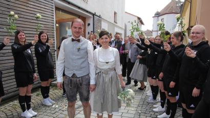 Bild: kro
Freudestrahlend durchschreiten Susanne und Fabian Nerlich das Ehrenspalier, hier die Fußballerinnen des SV Steinmühle.