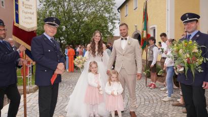 Bild: fvo
Nach der Trauung von Sophia und Christoph Würth in der Pfarrkirche Michldorf gratulieren die Feuerwehr Engleshof und die KLJB Waldthurn..