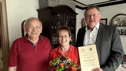 Bild: Stefanie Gradl
Dem Ehepaar Monika und Reinhold Schwab gratulierte Bürgermeister Hans-Martin Schertl (rechts) zur Goldenen Hochzeit.