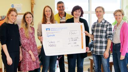 Bild: lst/exb
Große Freude über ganz großes Kino: Die Vertreterinnen des Ladies Circle 66 Weiden spenden an die Schule im Kleefeld im HPZ Irchenrieth 1500 Euro für die neue Bücherei. Julia Jockwer, Samantha Pflieger, Daniela Bielefeldt, Max Hohlrüther, Petra Rothmund, Christian Reichl und Anne Miller (von links) freuen sich.