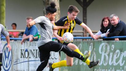 Archivbild: Schrems
Der FSV Tirschenreuth steht nach dem 4:1-Sieg gegen den ATSV Tirschenreuth II als Meister der A-Klasse Stiftland fest. Das Bild zeigt eine Szene aus der Partie zwischen dem FSV und dem Tabellenzweiten SV Poppenreuth II (1:1).