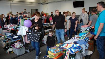 Bild: Gruber/exb
Dichtes Gedränge herrscht beim Flohmarkt „Alles rund ums Kind“ des neu gegründeten Kinder- und Jugendfördervereins in Irchenrieth.