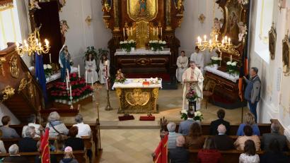 Bild: bey
Pater Thomas Mühlberger hielt die Ansprache zum Kreuzbergfest am Sonntag. Aufgrund der unsicheren Wetterlage in der Kreuzbergkirche selbst.