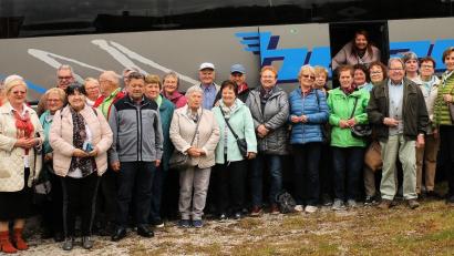 Bild: Rainer Sollfrank/exb
Zahlreiche Teilnehmer bestiegen beim Ausflug des Wandervereins den Bus, um die Fränkische Schweiz zu erkunden.
