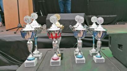 Bild: mzi
Beim Landkreislauf Amberg-Sulzbach 2024 ging es um diese Pokale. Doch nicht nur die schnellsten Teams wurden am Samstag im Zielort Kauerhof ausgezeichnet.