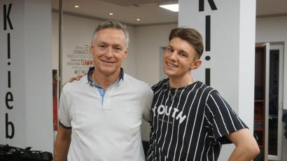 Bild: jeb
Frisör wird man aus Leidenschaft, da sind sich Alfons Kliebhan (links) und Simon Ströll einig. Das Frisörhandwerk habe es nicht einfach, dennoch sehen beide viele Entwicklungen positiv.