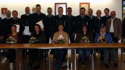 Bild: lep
An der zentralen Veranstaltung zur Ehrung von Feuerwehrleuten nehmen der stellvertretende Landrat Albert Nickl (Zweiter von rechts), Kreisbrandinspektor Reiner Kopp, Kreisbrandrat Marco Saller (von links), sowie die stellvertretenden Bürgermeister Ewald Plößner und Alexander Schatz (von rechts) teil. 12 Geehrte erhielten Ehrenzeichen und die Frauen einen Blumengruß.
