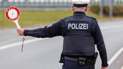 Symbolbild: Daniel Karmann/dpa
Auf der A6 konnte ein international gesuchter, mutmaßlicher Mörder festgenommen werden. Er soll in der Türkei zwei Personen ermordet haben.