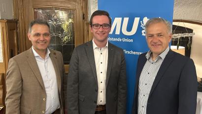 Bild: Mittelstandsunion/exb
Leonhard Zintl (links) bleibt Vorsitzender der Mittelstandsunion im Landkreis Tirschenreuth. Zur Wahl gratulierten Landrat Roland Grillmeier (rechts) und Europawahl-Kandidat Adrian Käs.