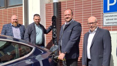 Bild: bey
Bürgermeister Sebastian Hartl (Zweiter von links) und Landrat Andreas Meier (Dritter von links) nehmen im Beisein von Christian Kozur, Firma Qwello (links), Energie- und Nachhaltigkeitsmanager Matthias Rösch die Stromtankstelle offiziell in Betrieb.