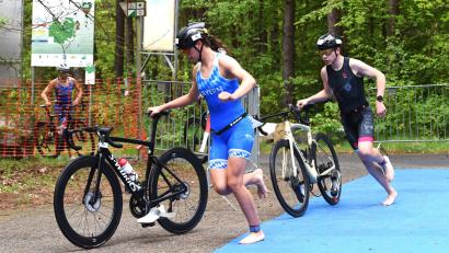 Bild: Büttner
Schnelle Wechsel waren beim Weidener Triathlon Pflicht: Zur Saisoneröffnung zählte der Ausrichter Team Oberpfalz rund 460 Teilnehmer.