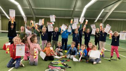 Bild: Carolina Forster/exb
Zum Abschluss der Wintersaison zeigen die Kinder der SpVgg Schirmitz ihr Können bei einer Tennis-Olympiade.