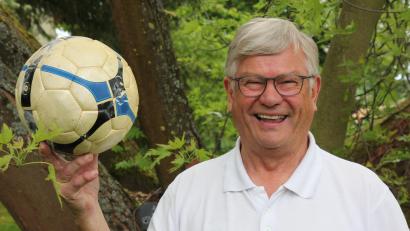 Bild: kro
Stadtrat Konrad Zant feiert heute seinen 75. Geburtstag. Dem Fußball, seiner großen Leidenschaft, ist er nach wie vor sehr verbunden.