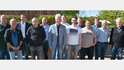 Bild: jr
Langjährige Funktionäre ehrte der Tischtennisbezirk Oberpfalz-Nord beim Bezirkstag in Altenstadt. Im Bild die Geehrten mit BTTV-Vizepräsident Wolfgang Popp (links), stellvertretenden BLSV-Bezirksvorsitzenden Andreas Malzer (Dritter von links), stellvertretenden BTTV-Geschäftsführer Nils Rack (Fünfter von links) und Bezirksvorsitzenden Günter Bauer (rechts).
