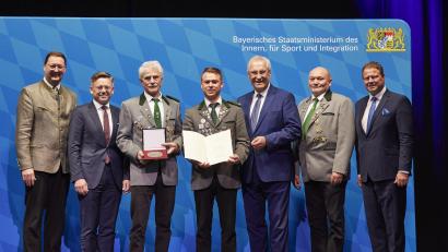 Bild: Bayerisches Innenministerium/Christine Blei/exb
Bei der Übergabe der Sportplakette waren (von links) Landesschützenmeister Christian Kühn, Landtagsabgeordneter Tobias Reis, Ehrenmitglied Albert Fischer, Schatzmeister Karl Krasser, Staatsminister Joachim Herrmann, Zweiter Sportleiter Bernhard Friedl und Bürgermeister Stefan Grillmeier dabei.
