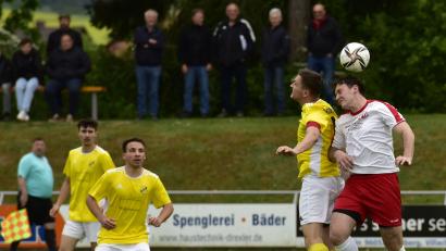 Bild: ham
Weidenthals Kapitän Michael Hösl (Zweiter von links) im Zweikampf mit dem Nabburger Sebastian Zwack. Die Sportfreunde stecken weiter tief im Abstiegskampf.