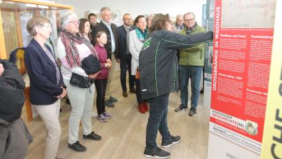Bild: pi
Andreas Ringholz (vorne, rechts) erzählt unter anderem über die Brände in Waidhaus.