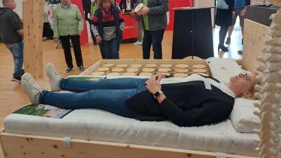 Bild: jua
Wie man sich bettet, so liegt man: Das dürfen die Besucher der Messe "Schaufenster Nabburg" gleich vor Ort ausprobieren.