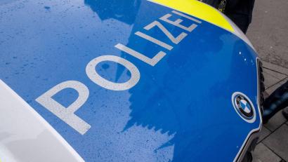 Symbolbild: Peter Kneffel/dpa
Die Polizei ermittelt nach einem Parkrempler in Sulzbach-Rosenberg.