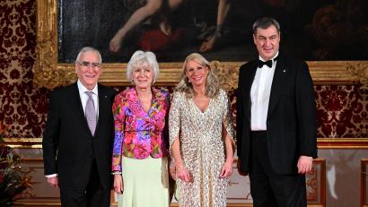 Bild: Felix Hörhager
Markus Söder (rechts) und Theo Waigel mit ihren Ehefrauen Karin Baumüller-Söder und Irene Epple.