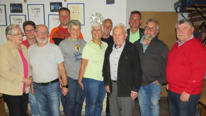 Bild: adj
Vorsitzender Klaus Schumacher (Dritter von links) mit seiner neu gewählten Vorstandschaft und den anwesenden Jubilaren. Manfred Greiner (Vierter von rechts) wurde für 45 Jahre Vereinszugehörigkeit geehrt.