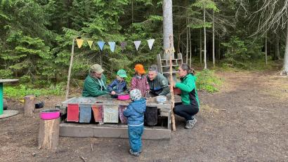 Bild: Gabi Schönberger
Spielen, lernen und toben unter dem freien Himmel: Kinder im Waldkindergarten bewegen sich täglich mehrere Stunden inmitten der Natur.