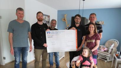 Bild: adj
Freuen sich gemeinsam über die Spenden: Wolfgang Göldner, Julian Bäumler, Josef Götz, Dominik Artmann und Bürgermeister Ernst Schicktanz (hinten, von links). Mit dabei natürlich auch Stephanie Artmann mit der kleinen Frieda (vorne rechts).