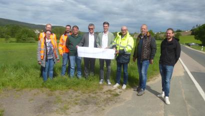 Bild: mad
Informierten über die Baumaßnahme: (von links) Bauingenieur Jan Dietl, Projektleiterin Jana Kiehnscherf, Andreas Held von der Bauaufsicht, Straßenmeister Michael Pfistermeister, Neunburgs Bürgermeister Martin Birner, Bauoberrat Björn Letz (Staatliches Bauamt Amberg-Sulzbach), Schwarzhofens Bürgermeister Maximilian Beer, Firmeninhaber Helmut Seebauer und sein Bauleiter Matthias Vogl.