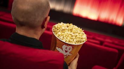 Bild: Fabian Sommer/dpa
Ein Besuch im Kino: Audiodeskription, eine Filmbeschreibung, hilft blinden und sehbehinderten Menschen.