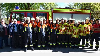 Bild: no
Die Aktiven der Feuerwehr Illschwang (rechts) und der Feuerwehr Dietersberg (links) sowie (von links) Bürgermeister Dieter Dehling, Zweiter Bürgermeister Benjamin Hiltl, Sabine Herbst (Abnahmeteam) und Kreisbrandinspektor Hans Sperber, (von rechts) Ausbilder Konrad Hochholzer und Kreisbrandmeister Thorsten Jobst.