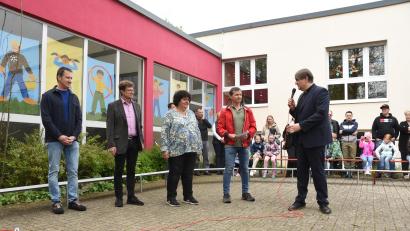 Bild: Angelika Kempf/exb
Pfarrer Oliver Pollinger und der Pfarrgemeinderat übergaben die Spende.