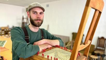 Bild: Gabi Schönberger
Johannes Irlbacher restauriert alte Stühle und bezieht oder bespannt neue. Dabei lässt er sich in seinem neuen Geschäft in der Türlgasse an manchen Tagen auch gerne zuschauen.