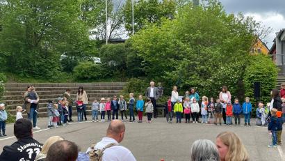 Bild: Städtischer Kindergarten Erbendorf/exb
Auf eine Tanzeinlage mussten die Besucher des Sommerfests im Kindergarten zwar diesmal verzichten, dafür wartete auf die Mädchen und Buben mehrere Stationen mit Aufgaben.