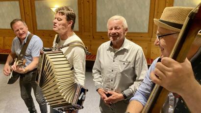 Bild: gri
Hans Scharnagel (Dritter von links) feiert 80. Geburtstag. Extra für ihn spielen im Dotzlersaal die "Elbertritscher" auf.