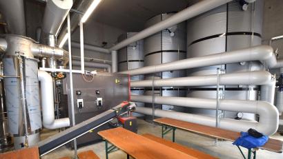 Bild: no
Blick in das Innere des Hackschnitzel-Blockheizkraftwerks in der Siedlung Weidenberg in Illschwang. Befürworter verwiesen auf dessen Nachhaltigkeit und sahen es als wesentlichen Bestandteil der Energiewende auf lokaler Ebene.
