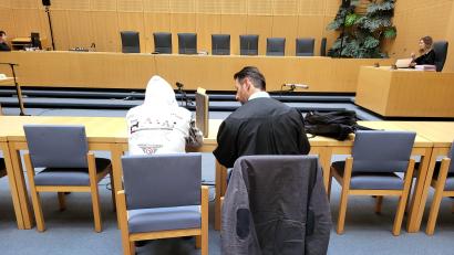 Bild: Wolfgang Würth
Rechtsanwalt Matthias Haberl (rechts) mit seinem Mandanten, dem die Staatsanwaltschaft den Besitz und die Herstellung von kinderpornografischen Inhalten vorwirft.