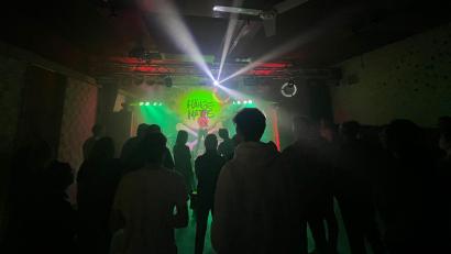 Bild: Sandra Konopek
Was die "Hängematte" in Sulzbach-Rosenberg auszeichnet, sind ihre selbst organisierten Konzerte: Es dominieren die Stilrichtungen Metal, Punk und Death Metal.
