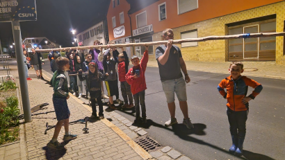 Bild: Maria Schindler/exb
Stolz trugen die Jungs und Mädels den Maibaum von Otto Reiß durch Dorf.