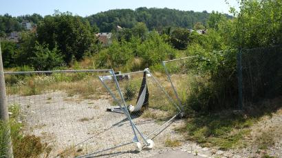 Bild: Hirsch
Auf dieser Brache des ehemaligen Tonwarenfabrikgeländes in Schwandorf sollen 92 geförderte Sozialwohnungen entstehen. Der Stadtrat gab nach anfänglichen Bedenken nun grünes Licht.