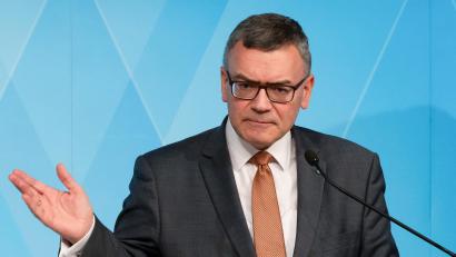 Archivbild: Niklas Treppner/dpa
Florian Herrmann (CSU), Leiter der bayerischen Staatskanzlei, nimmt nach einer Kabinettssitzung an einer Pressekonferenz teil.
