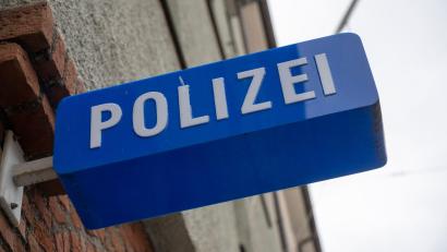 Symbolbild: Peter Kneffel/dpa
Die Polizei in Amberg ist mit einem Fall von Sextortion befasst.